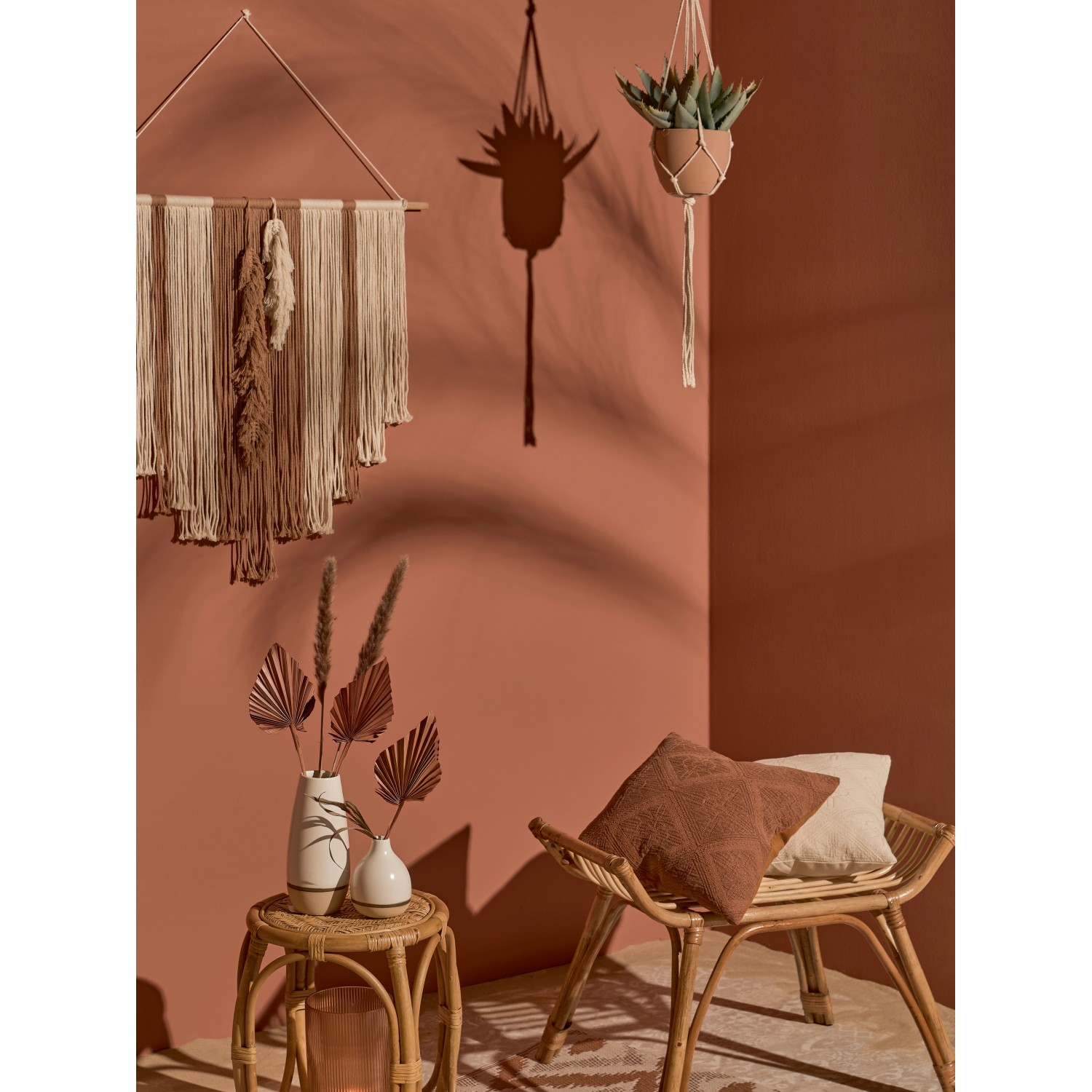 Dekorative, weiße Keramik Vase Desert Flower, 13,1 cm hoch, mit Trockenblumen auf Rattantisch.