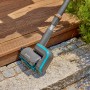 Gardena Akku-Multi-Reiniger AquaBrush Universal beim Reinigen einer Holzterrasse.