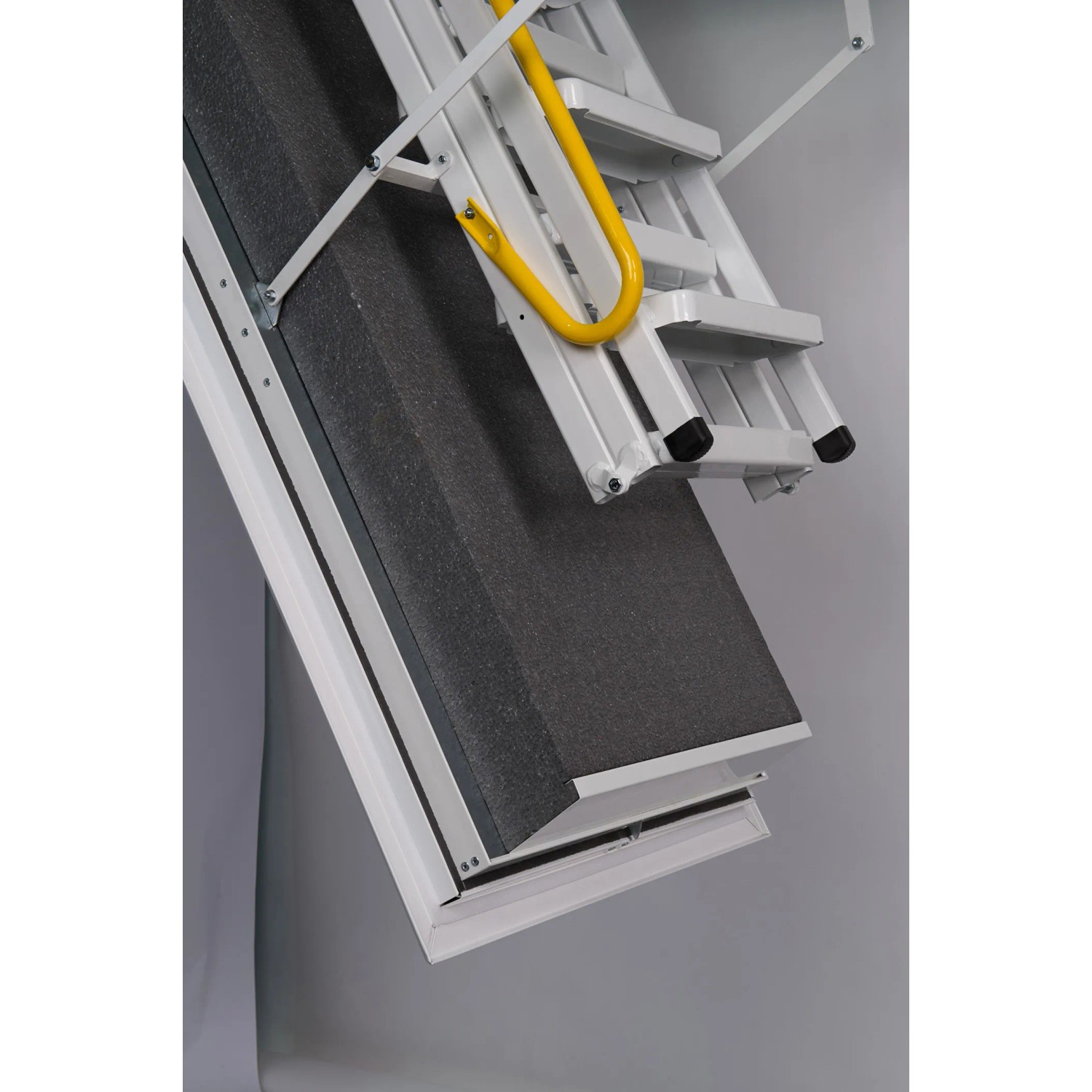 Minka Dachbodentreppe Arctic Fire (120x60 cm) mit weißem Deckel und gelbem Handlauf.