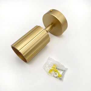 Goldene Lamkur Wandleuchte Prisma mit geriffeltem Schirm (Ø 8 cm) und Montagezubehör.