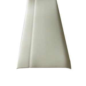 Weißer, selbstklebender Knickwinkel, 48 mm x 13 mm, für Sockelleisten.