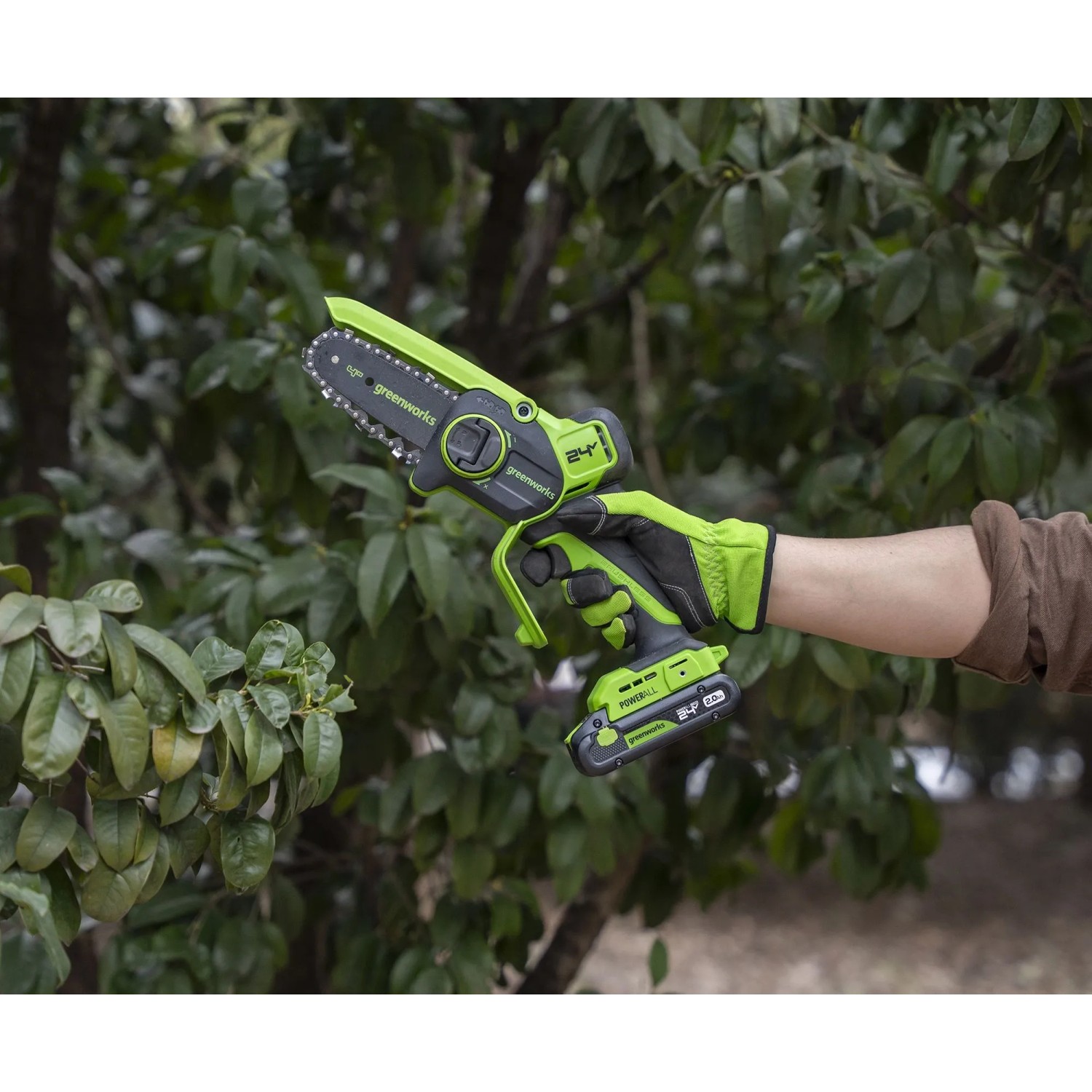 Greenworks Akku-Kettensäge CS1032GA2 im Set mit Akku, Ladegerät und 10 cm Schwert.