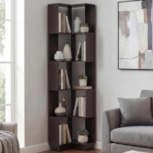 Eck-Bücherregal in Walnuss-Optik mit 5 Ebenen für Bücher, Deko und Pflanzen.