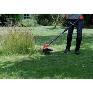 Skil Akku-Rasentrimmer 0250CA im Einsatz: kabelloser Trimmer mit rotem Gehäuse trimmt Rasenfläche.