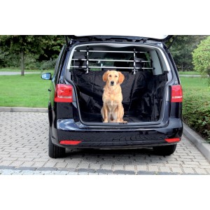 Schwarze Jollypaw Kofferraum-Schondecke (2,30x1,70m) mit Hund im Kofferraum.