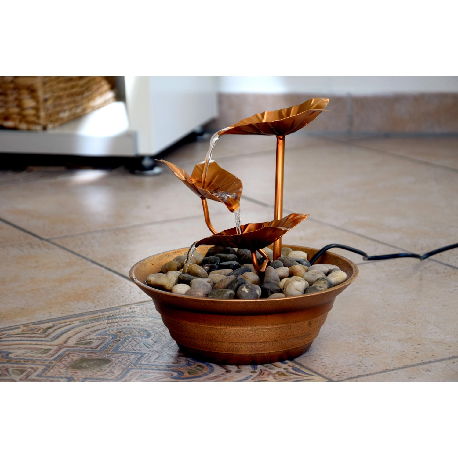 Dobar Design Zimmerbrunnen aus Metall/Kunststoff mit Deko-Steinen, braun. Zimmerbrunnen mit Blätter-Design.