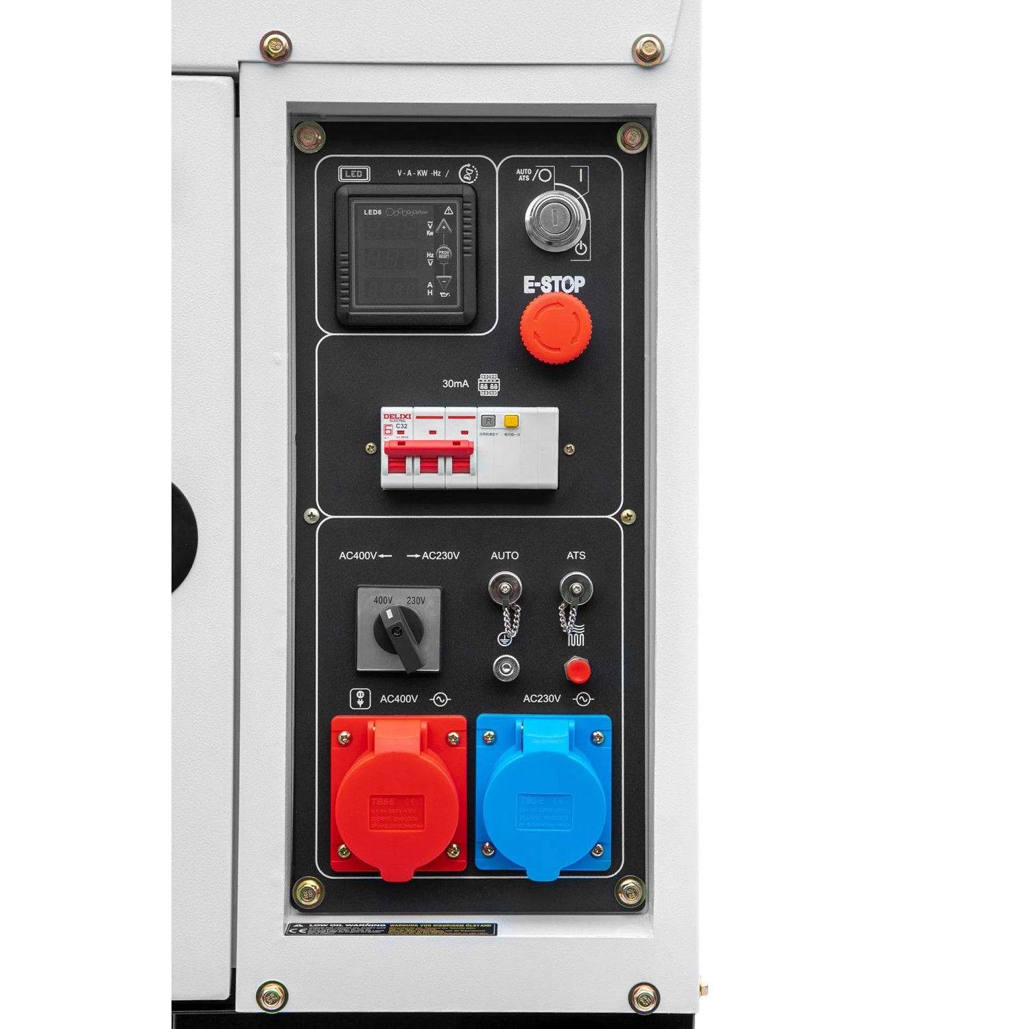 Detailansicht: Hyundai Diesel Stromerzeuger DHY8600SE-T DE mit Anschlüssen, Schaltern und Digitalanzeige.