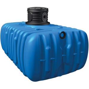 Blauer 4rain Flat M Flachtank 9000 l für die Regenwassernutzung im Garten, mit schwarzem, begehbarem Deckel.