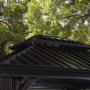 Detailaufnahme des anthrazitfarbenen Sojag Aluminium-Pavillons Messina (12x16) mit doppeltem Dach.