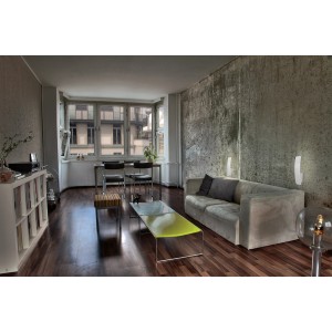 Weiße Näve LED-Wandleuchte Stan, 30 cm, im Wohnraum an grauer Wand montiert.