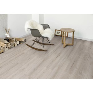Kaindl Laminat Poseidon Bali Oak, wasserfest, 7mm. Wohnraum mit hellem Laminatboden in Holzoptik.