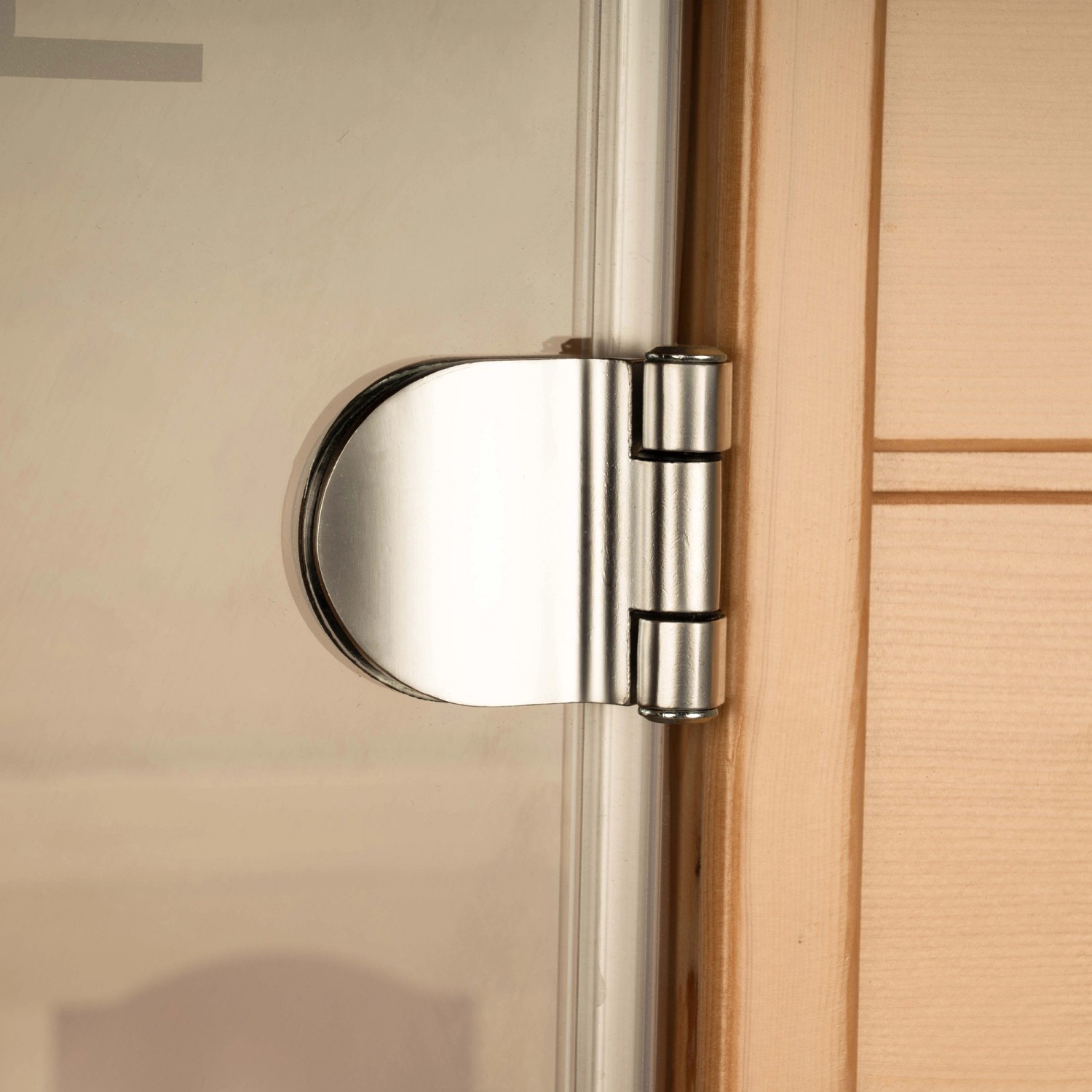 Detailaufnahme: Türscharnier der Redsun Deluxe Infrarotkabine aus Tannenholz.