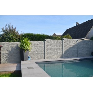 Betonzaun in Steingrau gestrichen mit Beckers Acrylfarbe (5 l). Sichtschutzzaun mit Steineffekt.