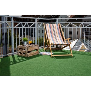 Kunstrasen-Matte Field auf Balkon mit Liegestuhl und Deko, 300x133cm, Grün.
