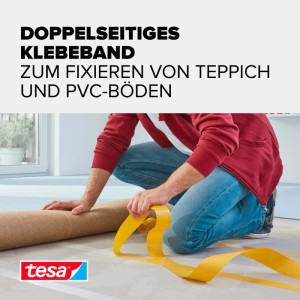 tesa Verlegeband extra stark klebend. Mann fixiert Teppichboden mit doppelseitigem Klebeband.