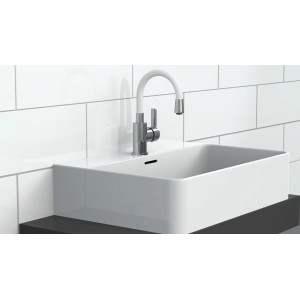 Eisl Waschtischarmatur Flexo Chrom-Weiß mit flexiblem, weißem Auslauf an einem weißen Waschbecken.