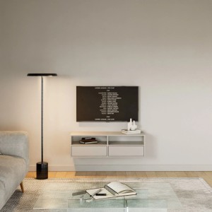 Kaschmirgraues Selsey Framme TV-Hängeboard, 100 cm, mit offenen Ablagen und Klappen unter TV im Wohnzimmer.