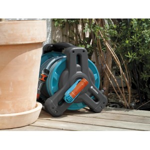 Gardena Classic Schlauchtrommel 10 m mit Schlauch und Spritze für Gartenbewässerung.