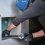 Handwerker schneidet Fliese mit Bosch Expert Diamanttrennscheibe (Ø 76 mm) für Winkelschleifer.
