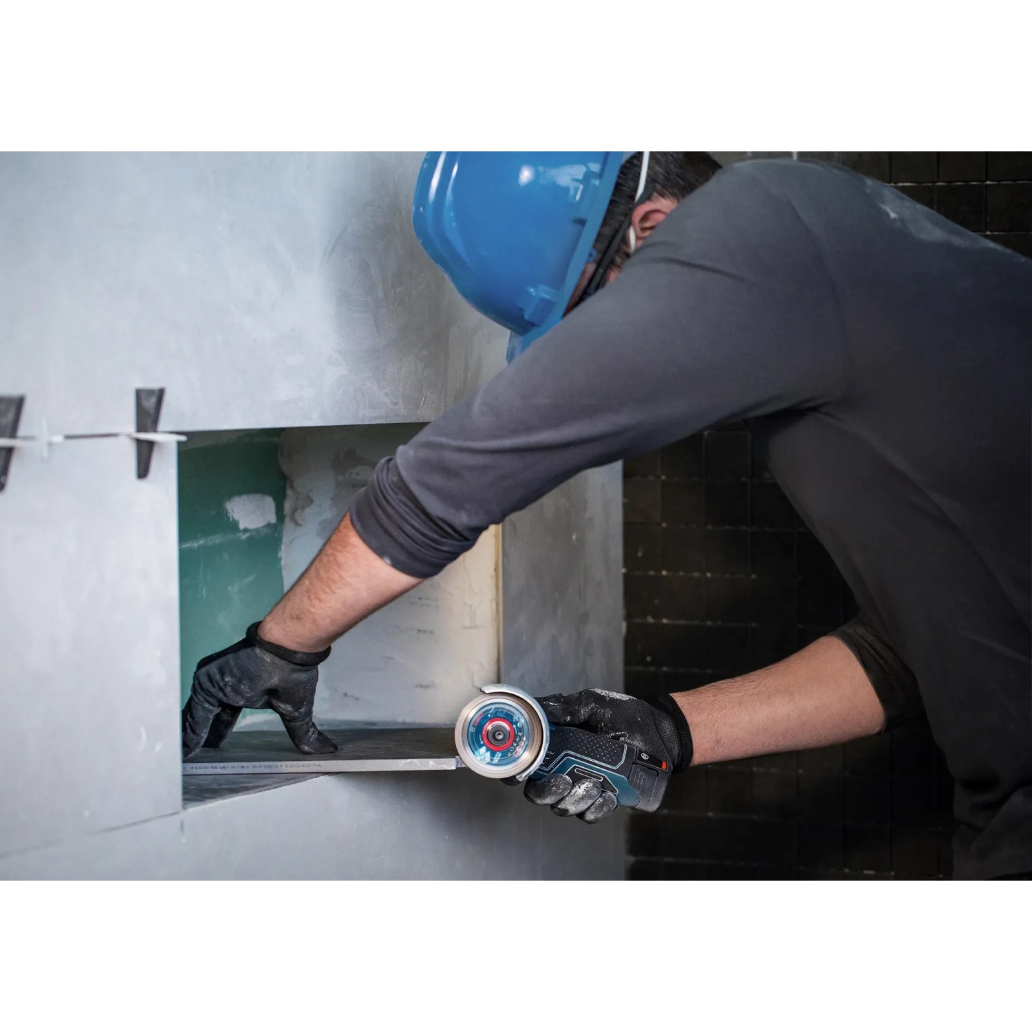 Handwerker schneidet Fliese mit Bosch Expert Diamanttrennscheibe (Ø 76 mm) für Winkelschleifer.