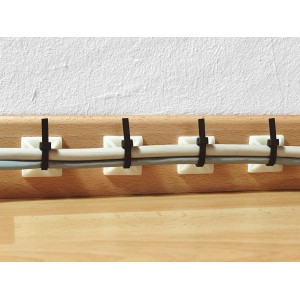 Weisse Klebesockel 19x19 mm mit Kabelbindern fixieren Kabel an einer Holzleiste.