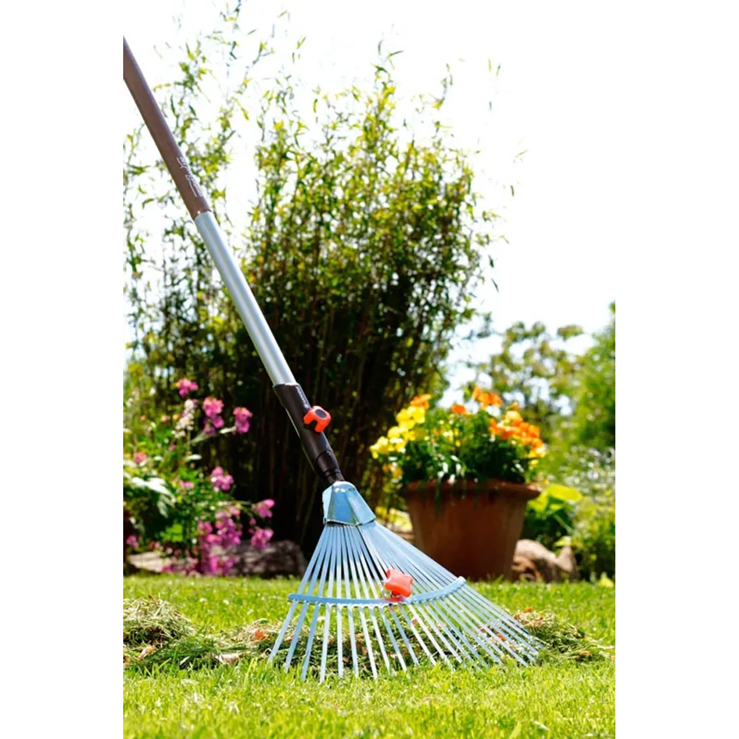 Gardena combisystem Verstellbesen mit Stiel zum Zusammenrechen von Laub im Garten.
