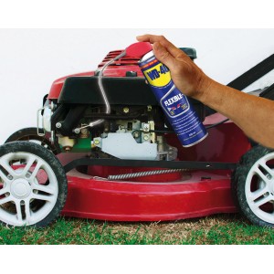 WD-40 Flexible Multifunktionsprodukt 400 ml im Einsatz an einem Rasenmäher.