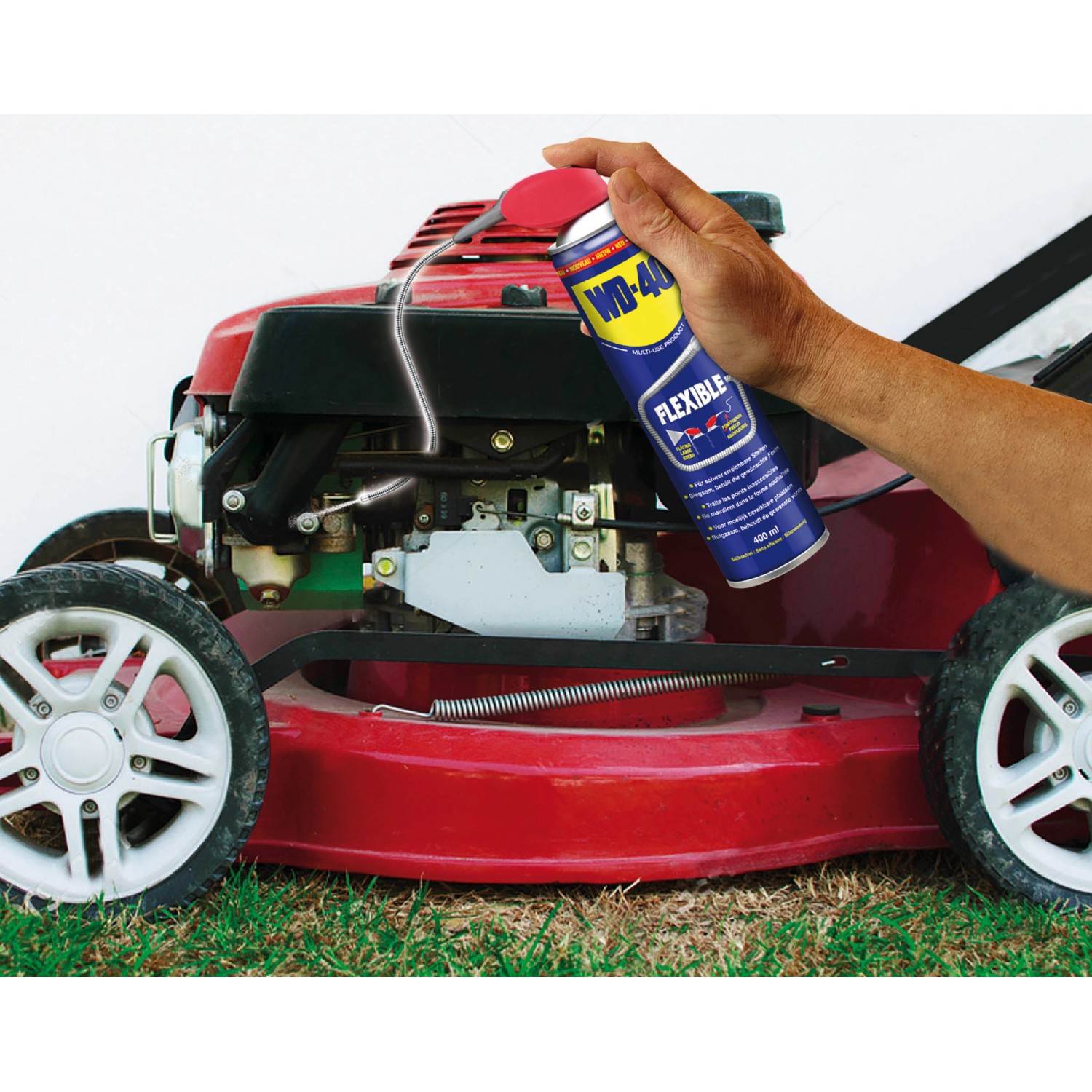 WD-40 Flexible Multifunktionsprodukt 400 ml im Einsatz an einem Rasenmäher.