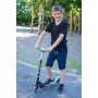 Muuwmi Aluminium Scooter Tretroller schwarz-grün, 125 mm Rollen. Junge fährt höhenverstellbaren Roller im Park.