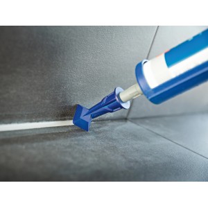 LUX Fugenglätter 2 in 1 beim Glätten einer Fliesenfuge.