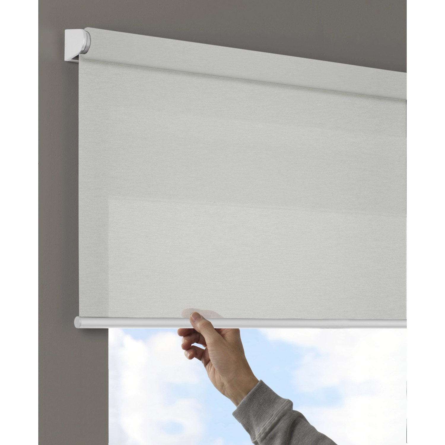 Gardinia Rollo Comfort Move, 45x150 cm, weiß, mit Handbedienung vor Fenster.