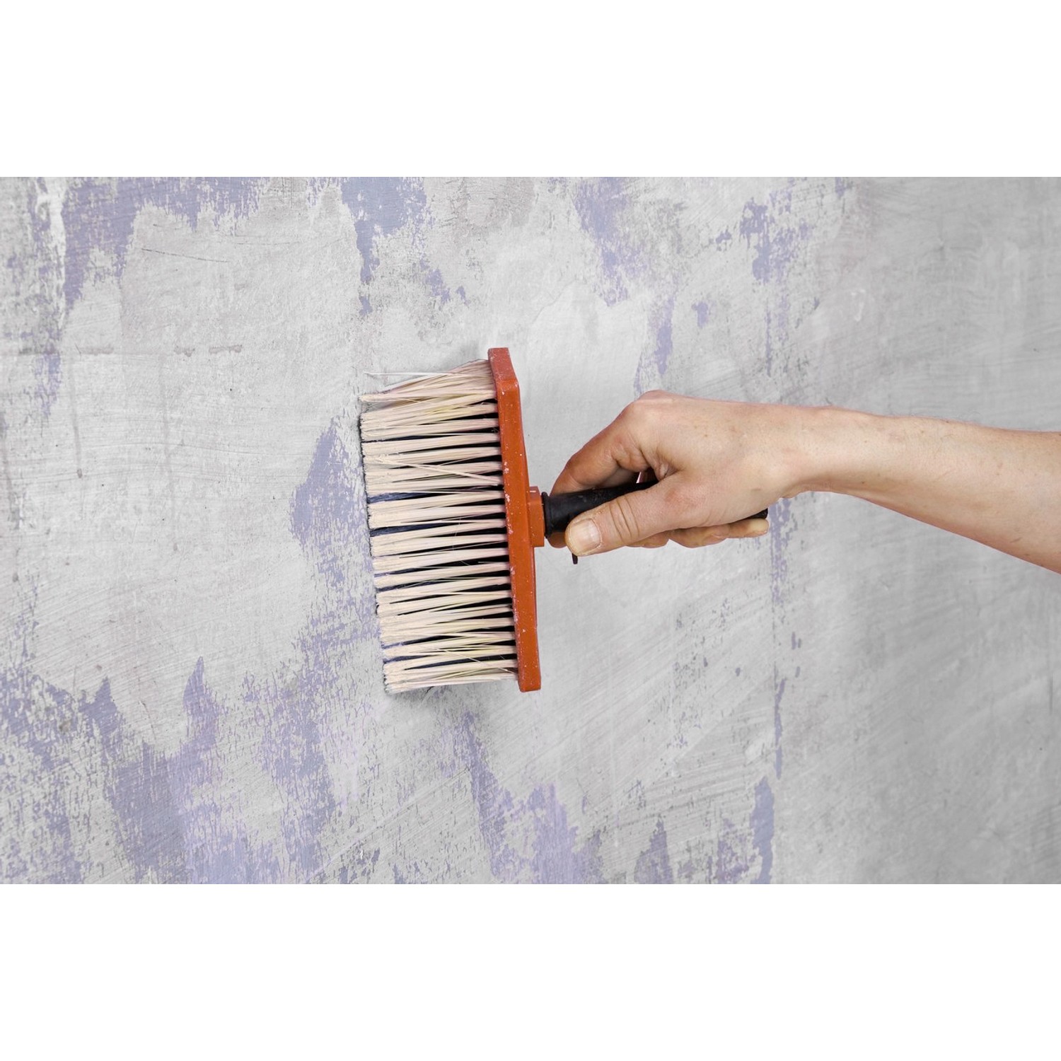 Auftragen von Knauf Rotband Universalgrundierung mit Quast auf mineralischen Untergrund.