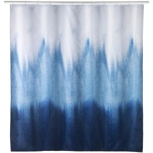 Wenko Duschvorhang Alara aus recyceltem Polyester mit blau-weißem Farbverlauf.