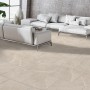 Verlegte, sandfarbene Ceramiche Serra Bodenfliese Limestone Steingut 45x45 cm im Wohnraum.