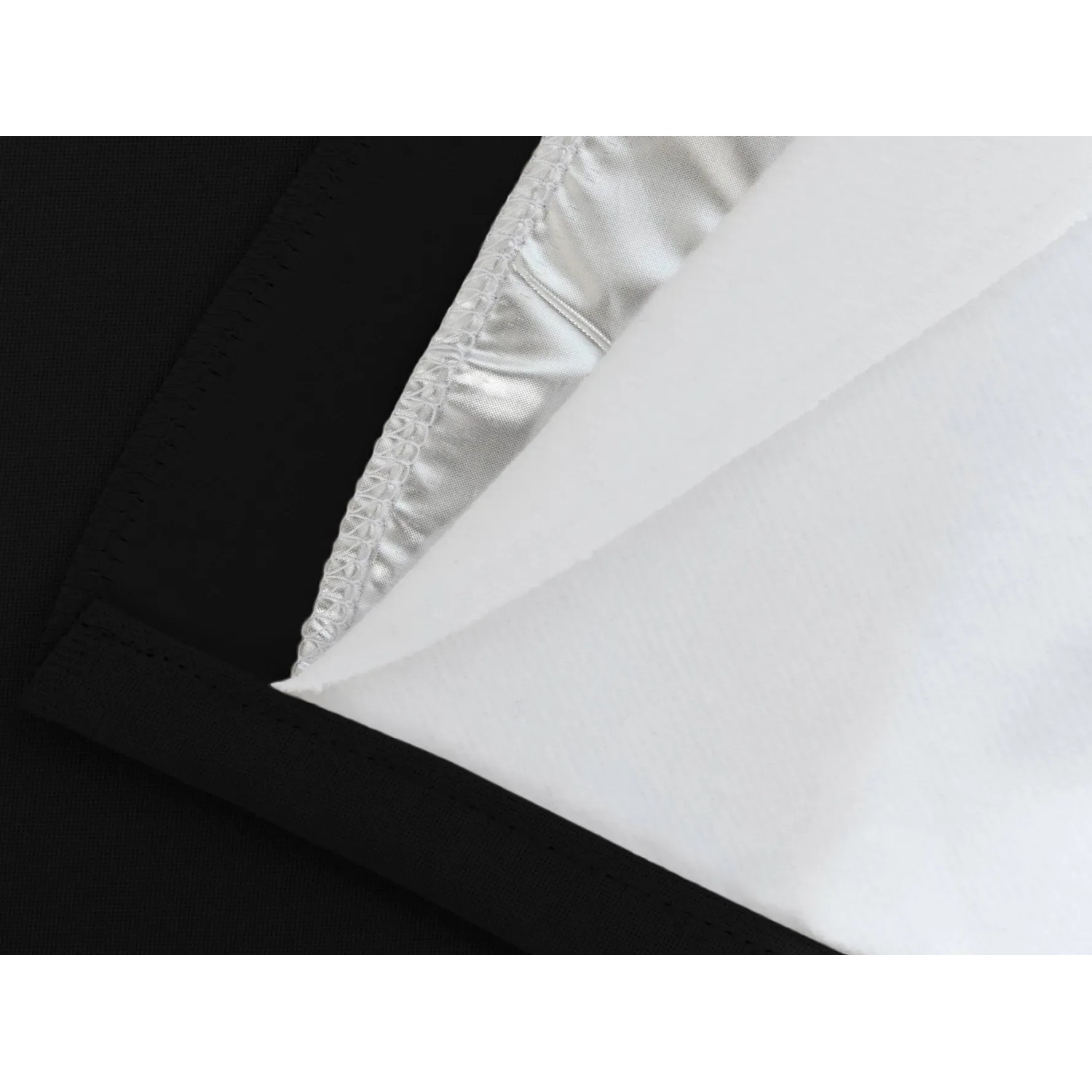 Detailaufnahme: Schwarzer Moondream Lärmschutzvorhang mit Thermobeschichtung.