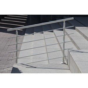 Weißes Aluminium Geländerset mit waagerechten Rundstäben für Treppen und Balkone.