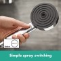 Hand hält Hansgrohe Pulsify Select S 105 Brausekopf Chrom, Umschalten per Knopfdruck.