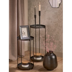 Schwarzer Bilderrahmen Minimalist Zen (10x15 cm) auf Beistelltisch, mit Deko-Elementen wie Kerzen und Vase.