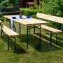 Klappbare Bierzeltgarnitur mit Rückenlehne und breitem Tisch (70 cm) im Garten.