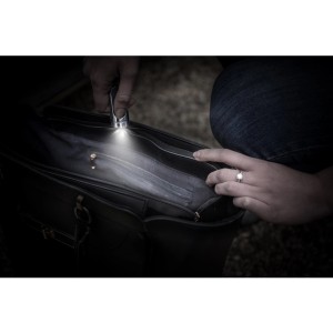 Energizer LED Speziallampe als Schlüsselanhänger leuchtet in eine Handtasche.