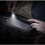 Energizer LED Speziallampe als Schlüsselanhänger leuchtet in eine Handtasche.