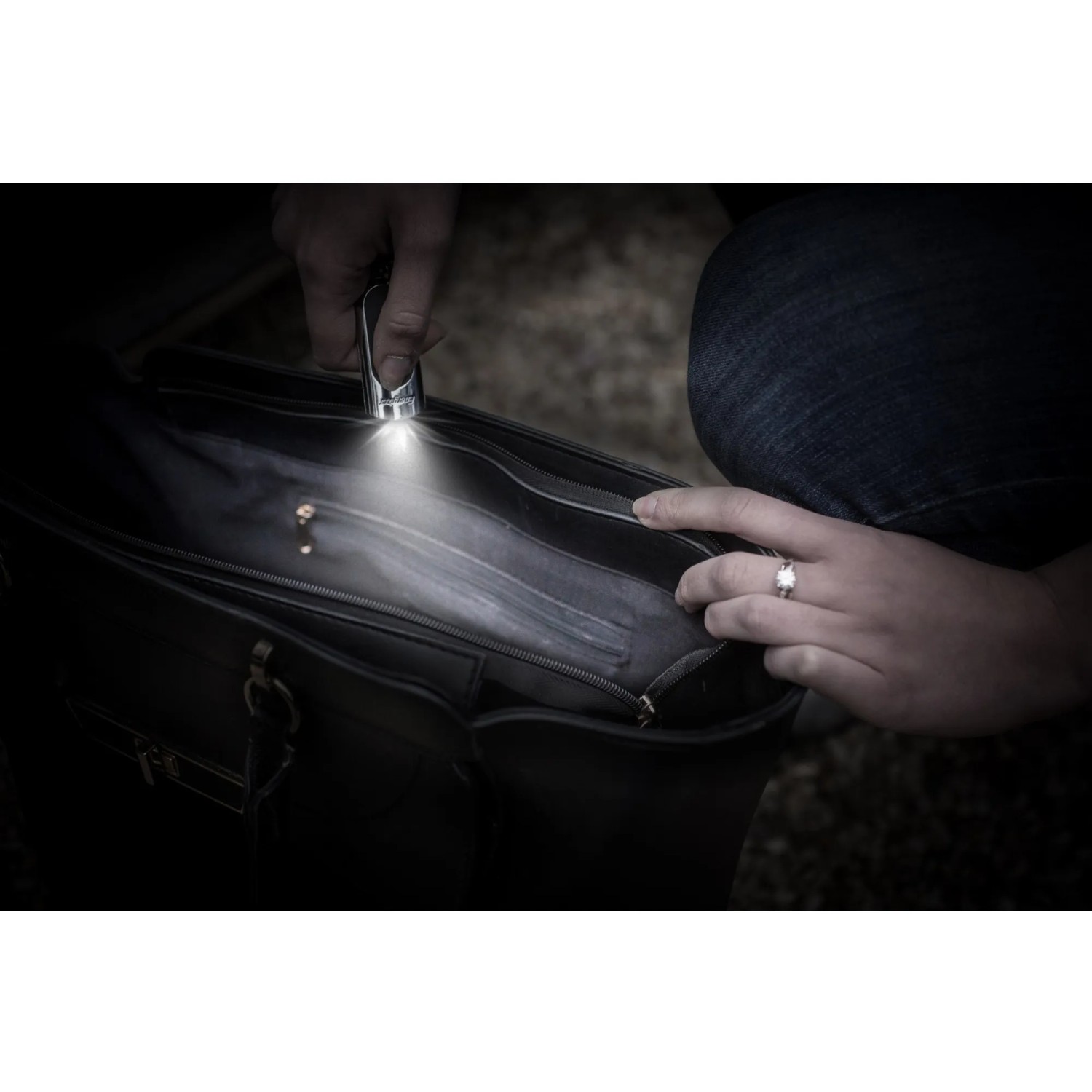Energizer LED Speziallampe als Schlüsselanhänger leuchtet in eine Handtasche.