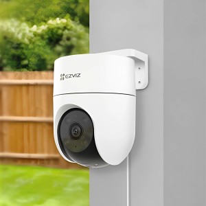 Weiße Ezviz Outdoor Kamera PT H8C 2K zur Videoüberwachung an grauer Wand montiert.