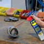 Anwendung WD-40 Specialist Sprühfett zur Schmierung eines Kugellagers.