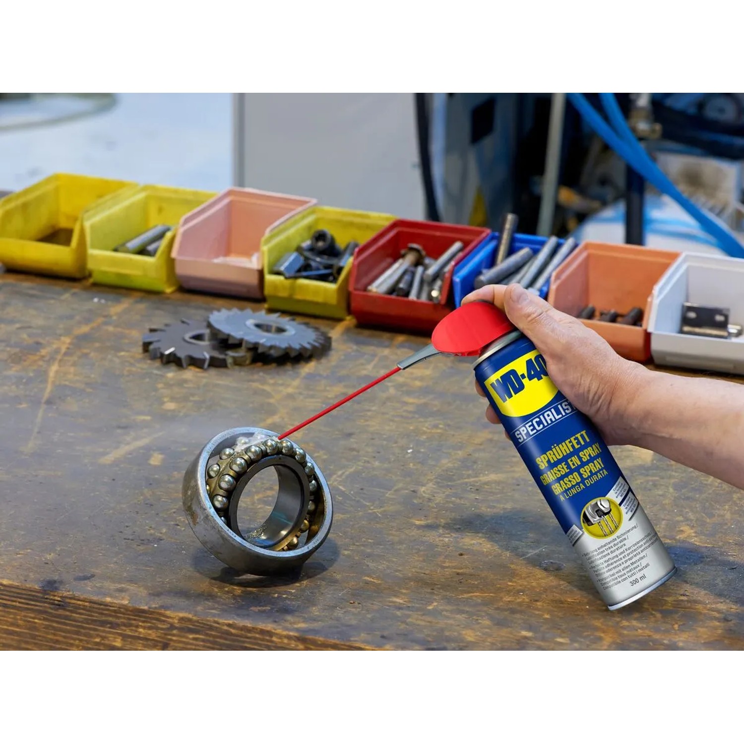 Anwendung WD-40 Specialist Sprühfett zur Schmierung eines Kugellagers.