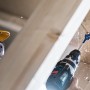 Bosch Flachfräsbohrer Expert Self Cut Speed im Einsatz beim Bohren in Holz.