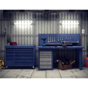 Werkstatt mit Philips Feuchtraumleuchte, Werkbank und Werkzeug.