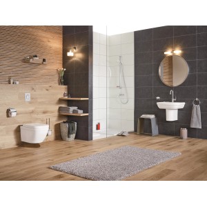 Modernes Bad mit wandhängendem, spülrandlosem Grohe Euro Keramik WC in Alpinweiß.