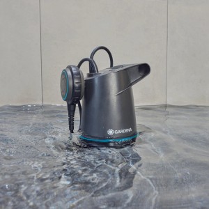 Gardena 2in1 Klarwasser-Tauchpumpe 2000 im Wasser. Elektro-Pumpe mit Schwimmschalter.