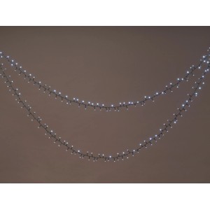 OBI LED Lichterkette mit 2000 kaltweißen LEDs, 4m, für Außenbereiche. Hängt beleuchtet in zwei Bögen.